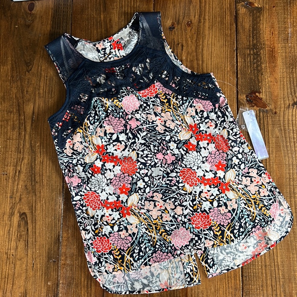NWT Beautiful Floral Print Blouse